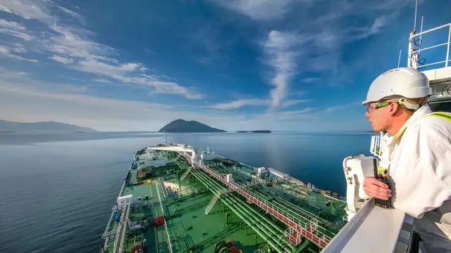 从“英国声望”号油轮上看到的景色